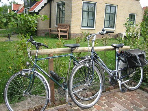 IMG_0306 - kopie.JPG - Ook de fietsen een eigen plaats